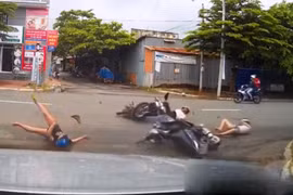 Khoảnh khắc hai xe máy tông nhau đáng sợ khi băng qua đường