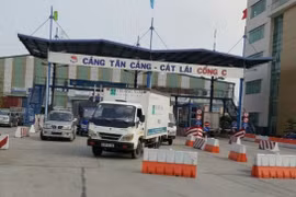 Xe container va chạm xe máy, 2 người tử vong lúc rạng sáng