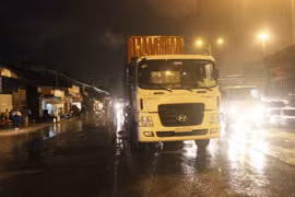 Đau đớn người mẹ nhìn con trai 11 tuổi bị xe container cán tử vong