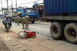 Trên đường đón con về, mẹ bị xe container cán nát chân