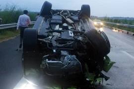 Ô tô bạc tỷ tông rào chắn, "phơi bụng" trên cao tốc