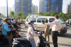 Ông Tây bất lực khi điều tiết giao thông giờ cao điểm ở TP.HCM