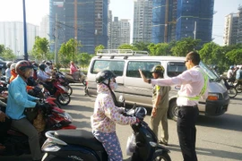 Ông Tây bất lực khi điều tiết giao thông giờ cao điểm ở TP.HCM
