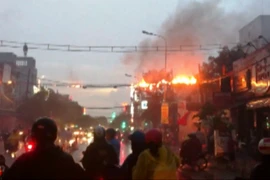 Dây điện cháy ngùn ngụt giữa phố, nổ như pháo hoa