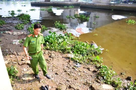 Đi sà lan phát hiện thi thể nổi lềnh bềnh trên sông