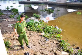 Đi sà lan phát hiện thi thể nổi lềnh bềnh trên sông