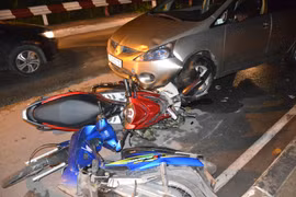 Người nước ngoài lái ô tô tông nhiều xe máy, 2 người nhập viện
