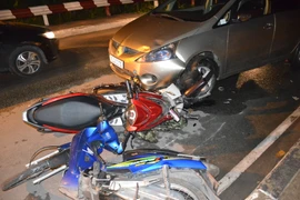Người nước ngoài lái ô tô tông nhiều xe máy, 2 người nhập viện