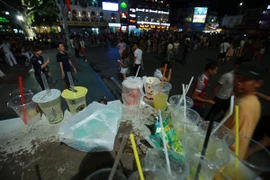 Phố đi bộ hồ Hoàn Kiếm: Phạt nặng trông giữ xe "chặt chém", xả rác bừa bãi