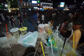 Phố đi bộ hồ Hoàn Kiếm: Phạt nặng trông giữ xe "chặt chém", xả rác bừa bãi