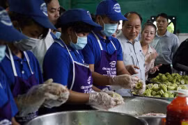 Thủ tướng Nguyễn Xuân Phúc kiểm tra đột xuất suất ăn công nhân