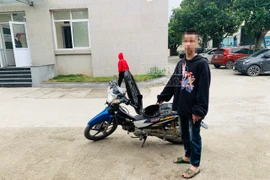 Thiếu niên 14 tuổi cùng bạn vác kiếm chém người phụ nữ đi đường, cướp xe máy lúc rạng sáng