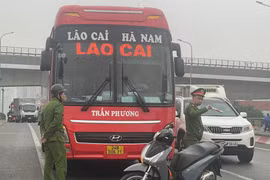 Đón trả khách ngay chân cầu vượt, lái xe điều khiển phương tiện bỏ chạy khi bị kiểm tra