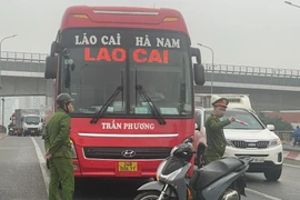 Đón trả khách ngay chân cầu vượt, lái xe điều khiển phương tiện bỏ chạy khi bị kiểm tra