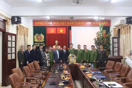 Lãnh đạo quận Cầu Giấy thăm và chúc Tết cán bộ chiến sĩ Công an quận