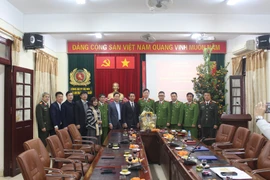 Lãnh đạo quận Cầu Giấy thăm và chúc Tết cán bộ chiến sĩ Công an quận