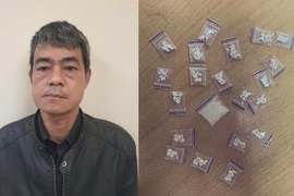 Nửa đêm mang 21 gói heroin đi bán...