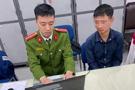 Làm rõ 'gã' trai đánh giày chèo kéo khách du lịch, chửi người quay clip