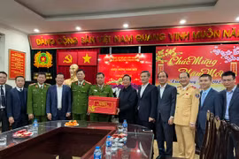 Phó Thủ tướng Chính phủ Trần Hồng Hà thăm, chúc Tết Công an phường Trung Hòa