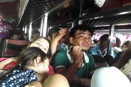 Các tỉnh đổ về Thủ đô trên xe nhồi nhét