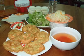 Làm bánh tôm để nhớ về Hà Nội