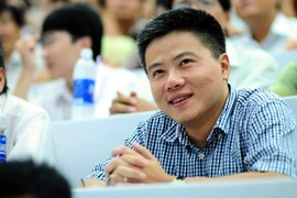 GS Ngô Bảo Châu trò chuyện trong Hội sách mùa thu