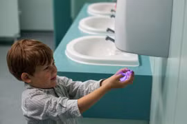 Máy sấy tay bẩn hơn giấy vệ sinh