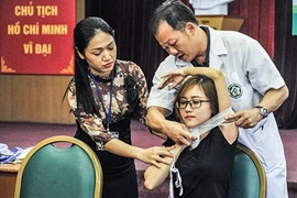 [Infographic] Kỹ năng sinh tồn tối quan trọng để sống sót khi bị tôn cắt vào cổ