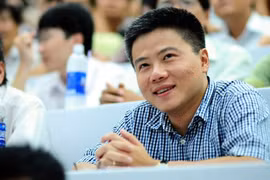 GS Ngô Bảo Châu trò chuyện trong Hội sách mùa thu