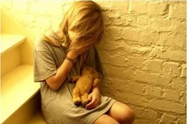 Bé gái 10 tuổi bị lái xe nhà trường quấy rối tình dục