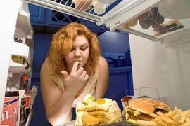 Mẹo đẩy lùi thói quen ăn uống vô độ