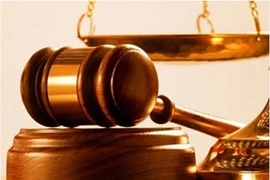 Cưỡng hiếp con gái, đe dọa giết vợ