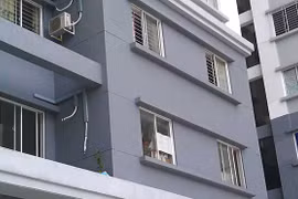 Bé trai bị ném từ tầng 11 trong lúc cha mẹ cãi vã