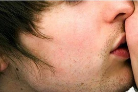 Lái xe buýt nổi hứng định cưỡng hôn hành khách trên đường