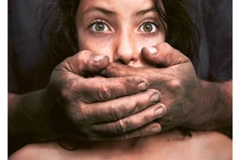 Xát ớt vào “vùng kín” để tra tấn con riêng