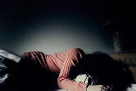 Vợ vắng nhà, chồng đốn mạt “làm bậy” với con