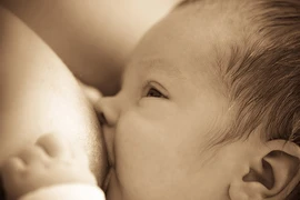 Sữa mẹ bảo vệ trẻ khỏi bệnh viêm ruột nguy hiểm