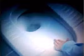 Trung Quốc: Nữ hầu bàn siết cổ con trong phòng vệ sinh