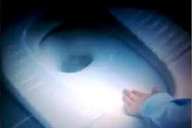 Trung Quốc: Nữ hầu bàn siết cổ con trong phòng vệ sinh