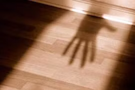 Giúp việc 35 tuổi bị cưỡng hiếp ngay tại nhà