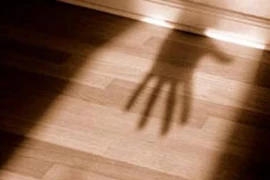 Giúp việc 35 tuổi bị cưỡng hiếp ngay tại nhà