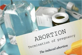 Ngồi tù vì cho con gái tuổi teen uống thuốc phá thai