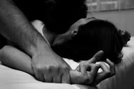 Siết cổ hôn thê trong nhà nghỉ