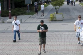 Báo động tình trạng tai nạn do vừa đi bộ vừa nhắn tin