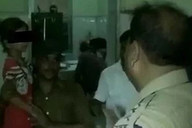 Bé gái 7 tuổi thoát chết sau khi bị người thân chôn sống