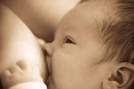 Sữa mẹ bảo vệ trẻ khỏi bệnh viêm ruột nguy hiểm