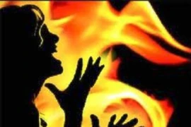 Bị chồng thiêu sống vì sinh toàn con gái