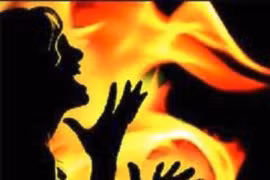 Bị chồng thiêu sống vì sinh toàn con gái