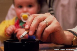 Những nguy cơ khi trẻ hít phải khói thuốc thụ động