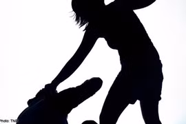 Mẹ bị hành hung vì con trai bỏ trốn cùng gái nhà giàu